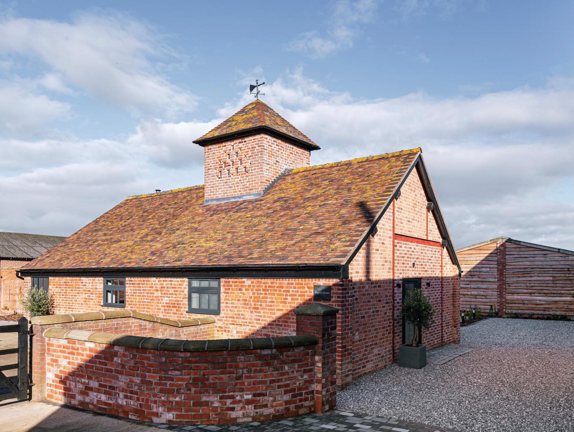 Pigeon House - Unique Barn With Private Garden, Hot Tub And Wood Burner Villa Shrewsbury Exterior photo